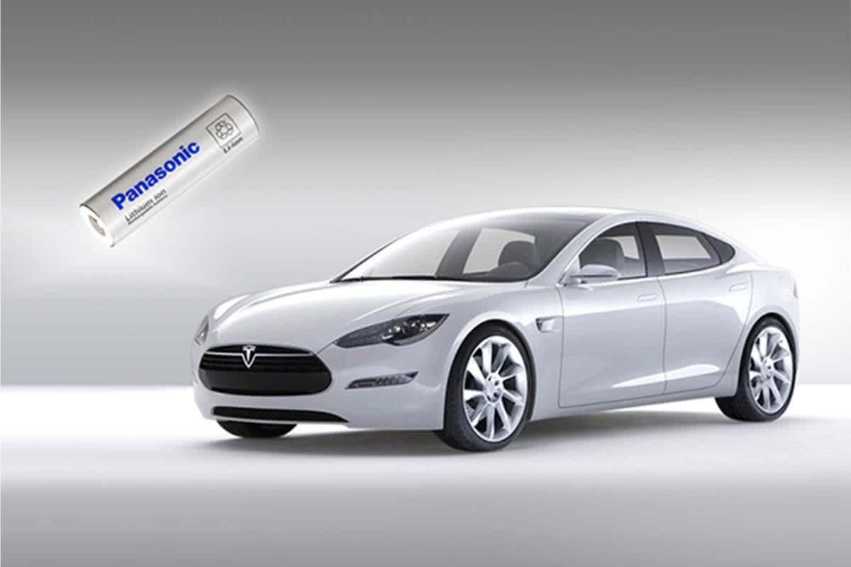 テスラの車とパナソニックの乾電池の写真